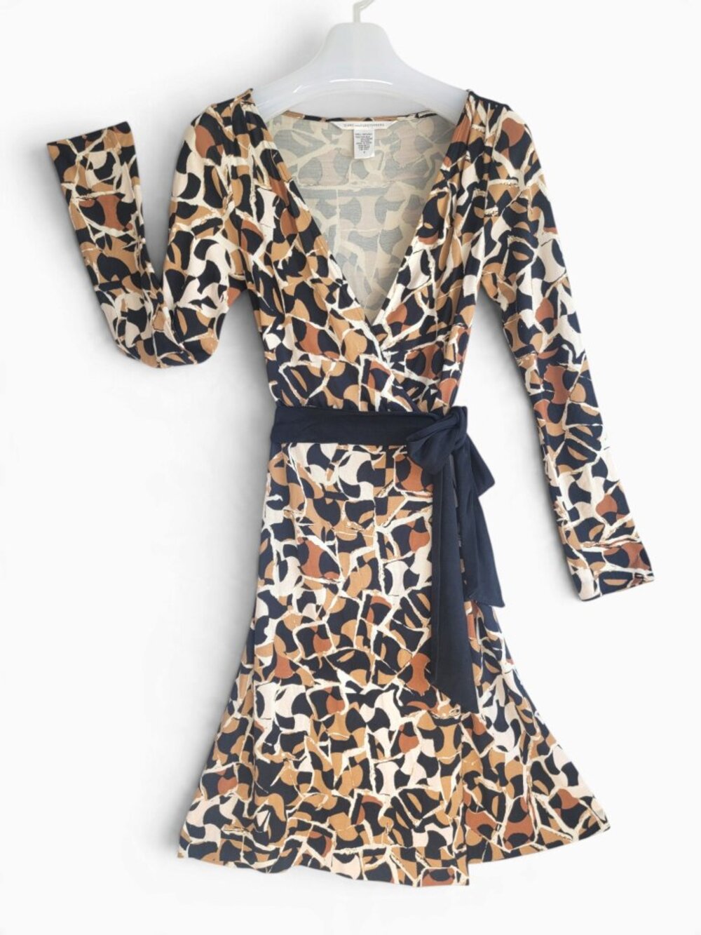 DVF Abrigo 100% Silk Giraffe Print Wrap Dress 6 Long Sleeve Office Career Chic